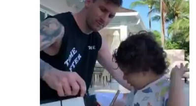 Imagen de Messi enseña a su hijo a tomar mate