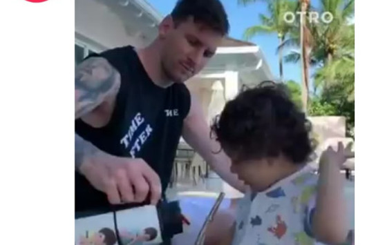 Image of Messi enseña a su hijo a tomar mate