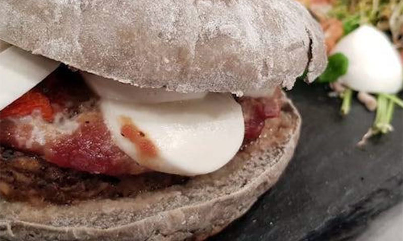 Imagen de Hamburguesas de yacaré con mandioca frita y pan de Yerba Mate